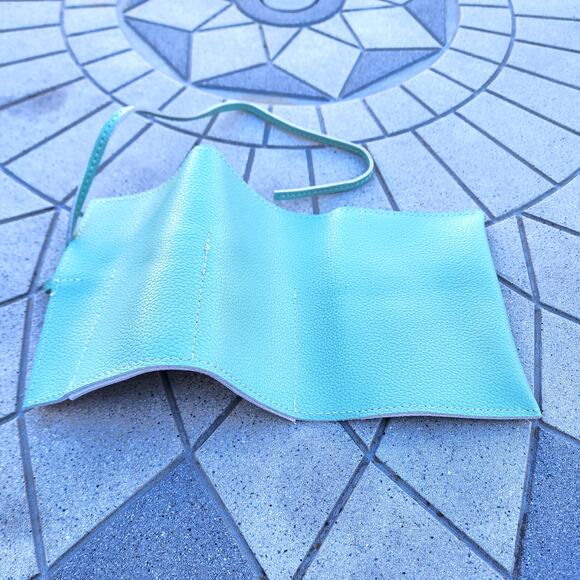 Maison de Beaute Marseille Mint Leather Tassel Tech Travel Roll Up Set - Picture 6 of 9